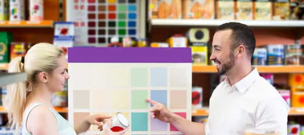 Ukjent mann og kvinne som peker på en tavle med farger