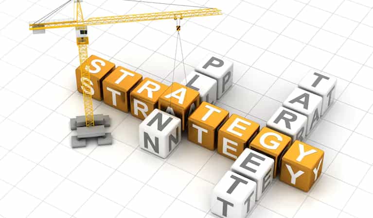 Animert byggeplass som legger opp bokser med bokstaver som utgjør skriften: "Strategy", "Plan" og "Target"