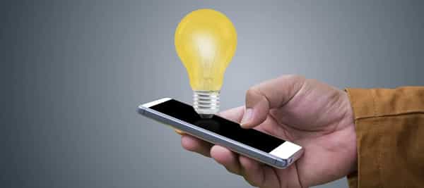Animert bilde av en hånd som holder en smarttelefon med en lyspære over
